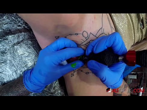 ❤️ Extreem getatoeëerde hottie Sully Savage kreeg een tatoeage op haar clitoris Super sex at nl.vlad-massage-salon.ru